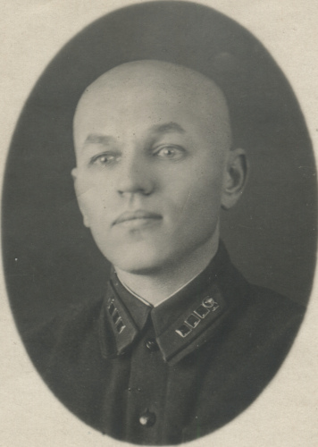 Неизвестный командир (м-5), который с 1928 года 
	вполне законно мог носить значки военно-медицинского состава на петлицах расцветки рода войск части (поле - одного из светлых цветов, то есть, пехоты, кавалерии или ВВС)