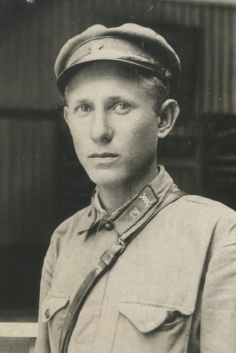 Неизвестный командир-связист (к-3), вероятно, одной 
	из стрелковых частей