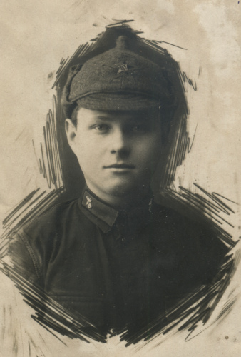 Красноармеец Борис N, вероятно, военнослужащий 
	одной из частей 4-й стрелковой дивизии БВО с эмблемами химических войск на соответствующих роду войск части части петлицах. Слуцк, январь 1933 г. 