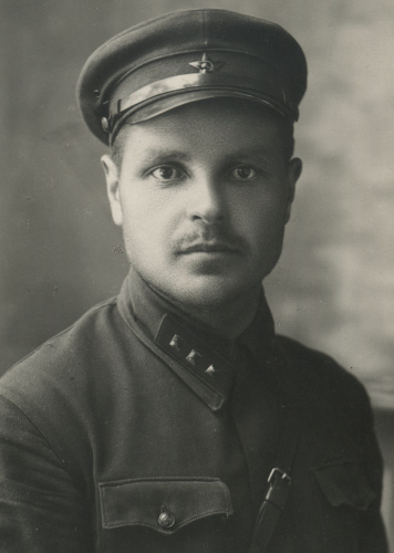 Политрук артиллерийского дивизиона 4-го 
	стрелкового полка 2-й Белорусской стрелковой дивизии Кулецкий. Его петлицы расцветки артиллерии: поле - черное, кант - красный