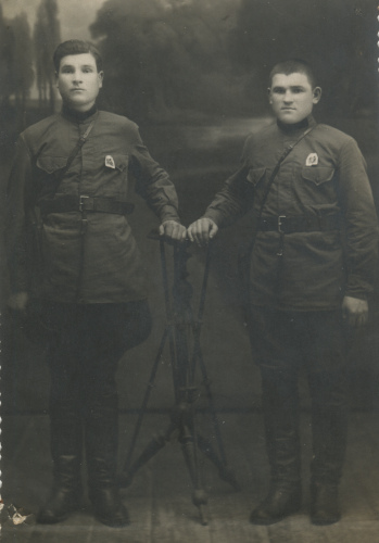 Военнослужащие 45-й отдельной конвойной роты П.Е. 
	Артамохин и неизвестный красноармеец