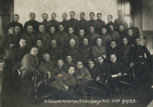 Первое совещание начсостава 2-й Украинской дивизии 
	Войск конвойной стражи СССР. Во втором ряду сидят: четвертый слева – заместитель начальника ЦУКС К.И. Калнин, пятый – командир дивизии Г.М. Зусманович