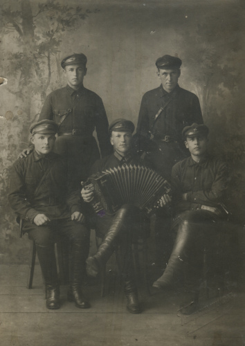 Снимок предположительно отнесен к 1-му конвойному 
	полку в соответствии с нашим прочтением петличной шифровки как 1.К.П.