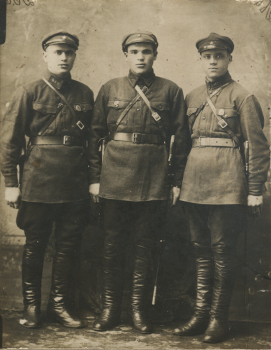 Красноармейцы с шифровками 4КП и 4К.П. 
	Предположительно 4-й конвойный полк