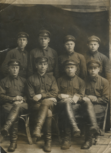 Предположительно красноармейцы 5-го конвойного 
	полка с шифровками 5К.П. на петлицах