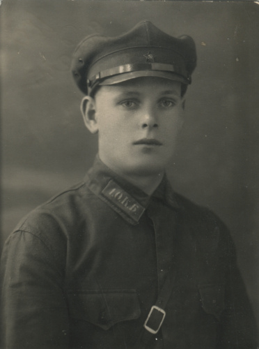 Неизвестный военнослужащий 1-го отдельного конвойного 
	батальона с петличной шифровкой 1.О.К.Б.