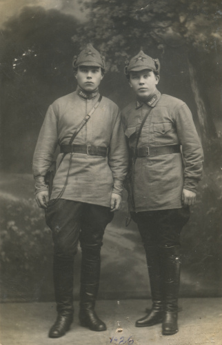 Атрибутация шифровки 2о.к.б. как относящейся ко 2-му 
	отдельному конвойному батальону, подтверждается дислокацией части, совпадающей с местом съемки