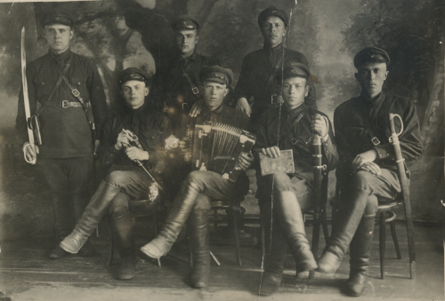 Красноармейцы с шифровкой 15ОКБ. на петлицах. 
	Предположительно 15-й отдельный конвойный батальон