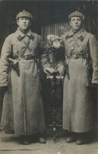 Красноармейцы с петличной шифровкой 36к., 
	предположительно атрибутированной нами как 36-я конвойная рота