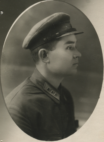 Политрук роты 4-го конвойного полка Ф.А. Шостак с 
	рубашечными петлицами ВКС СССР с полем синего цвета и красной окантовкой