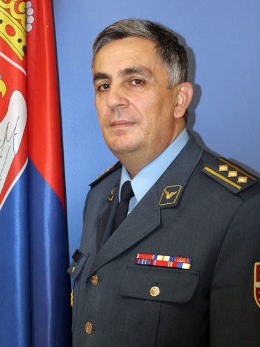 Полковник Славиша Павловиħ. Эмблемы 
	авиационно-технической службы, формально в сербской армии несуществующие.