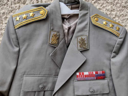 Летний парадный китель полковника KoV JNA («gsmb») с 
	вышитыми эмблемами действующих военнослужащих для парадной униформы.