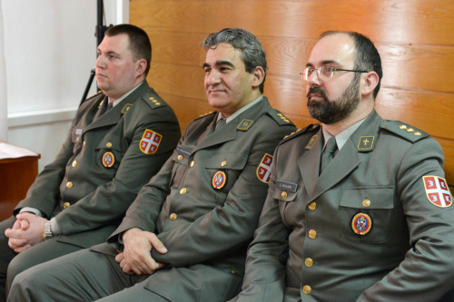 Офицеры армии Республика Сербия с эмблемами разных 
	специальностей религиозной службы (слева направо: римско-католическая, мусульманская и православная специальности).