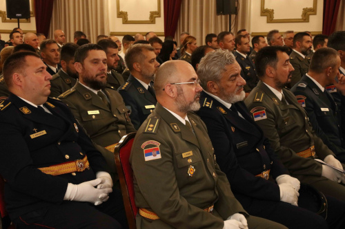 Офицеры армии Республика Сербия с эмблемами разных 
	специальностей религиозной службы.