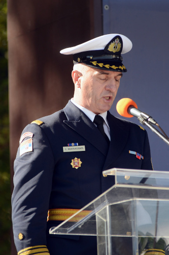 Начальник средне-профессиональной военной школы капитан 
	фрегата Срџан Миљковиħ. Эмблемы речных частей размещены на рукавах над знаками различия