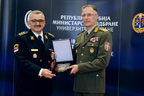 Слева – начальник Университета обороны ВС полковник 
	Бобан Ђоровић в парадной униформе со специальными эмблемами в виде перекрещенных мечей на дубовой и лавровой ветвях. Справа – начальник Генерального штаба Вооруженных сил Сербии 
	генерал Милан Мојсиловић в служебной униформе с особыми генеральскими эмблемами, вышитыми на основах (петлицах)
