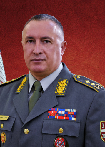 Командующий сухопутными войсками ВС генерал-майор Зоран 
	Насковиħ. На погонах – эмблема KoV VS