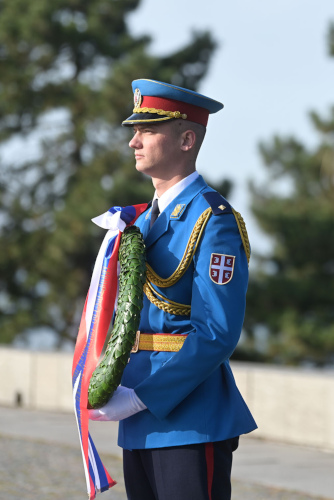 Офицер подразделений почетного караула («Garda») в кителе 
	голубого цвета с основами (петлицами) из той же ткани, на которых вышиты золотистые эмблемы