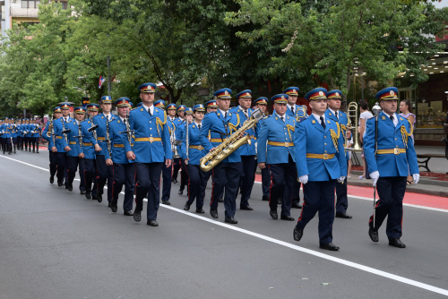 Оркестр подразделений почетного караула («Garda») носит 
	ту же форму, что и остальной почетный караул – с кителями голубого цвета и основами (петлицами) с эмблемами, кому они положены