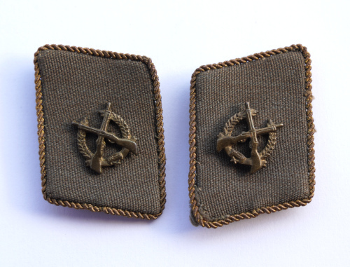 Ромбовидные основы (петлицы) из ткани кителя KoV 
	(smb) с установленными эмблемами пехоты JNA