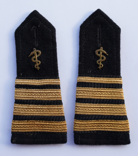 Съемные погоны со знаками различия капитана фрегата 
	– подполковника RM JNA («kapetan fregate - potpukovnik») с эмблемами медицинской службы (врачебной), такими же как в KoV и RV i PVO