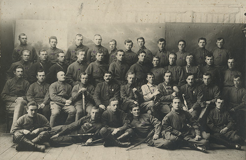 Инспектор кавалерии СибВО Т.Т. Шапкин (сидит пятый слева) с 
	личным составом 5-й Кубанской кавалерийской бригады.