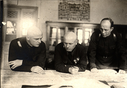 Командование 1-го кавалерийского корпуса, слева направо: 
	начальник штаба Г.И. Соколов, командир корпуса М.А. Демичев. 1934