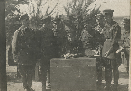 Командир 3-го кавалерийского корпуса С.К. Тимошенко (сидит в 
	центре) присутствует на стрельбах 37-го кавалерийского полка 7-й кавалерийской дивизии. Около 1932