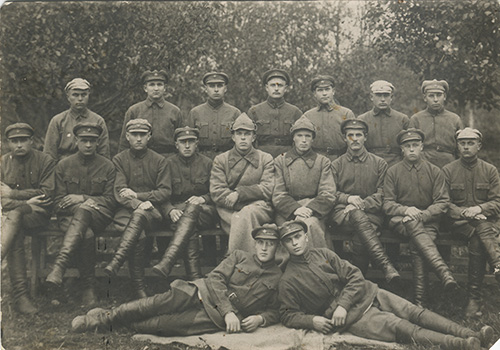 Командир отдельного кавалерийского эскадрона 96-й стрелковой 
	дивизии Н.А. Пичугин и военком эскадрона Климкин с увольняемыми в долгосрочный отпуск красноармейцами.