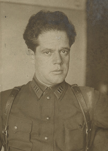 Пример рубашечных петлиц. Помполит кавалерийского полка В.Б. 
	Петров со знаками различия 9-й категории