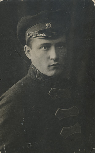 Значок с головой лошади на головном уборе. 1924