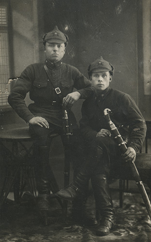 Неизвестные младший командир и красноармеец с 
	нерегламентированными значками кавалерии на петлицах