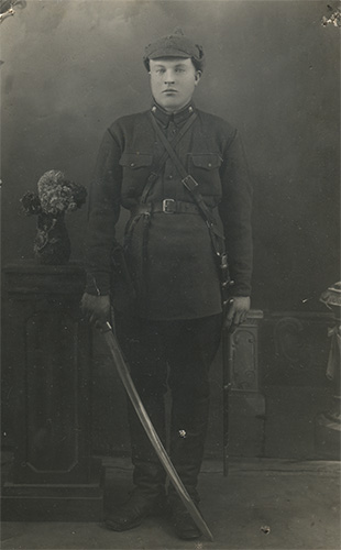 Неизвестный красноармеец, возможно, проходящий службу в 
	отдельном кавалерийском эскадроне 6-й стрелковой дивизии