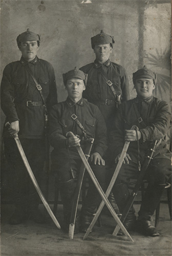 Группа красноармейцев 48-го кавалерийского 
	полка 8-й (11-й) кавалерийской дивизии с шифровками 48 на петлицах.