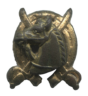 Неофициальный значок кавалерии с наложенной на подкову и 
	шашки головой лошади.