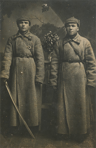 Неизвестные красноармейцы 51-го кавалерийского 
	полка 9-й кавалерийской дивизии с шифровками 5 на петлицах