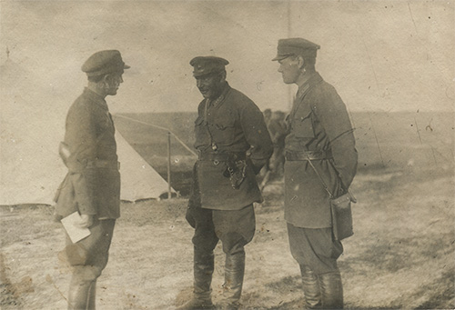 Командир 17-го стрелкового корпуса К.Ф. Квятек 
	(в центре) на учениях УВО