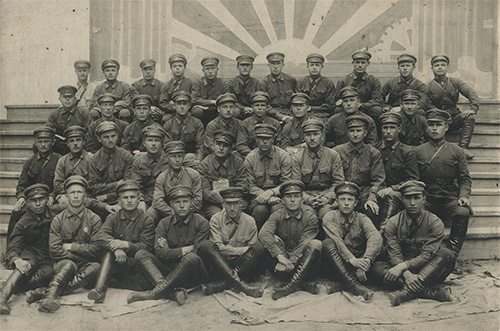 Командир 44-й Киевской стрелковой дивизии Я.А. Штромбах, 
	начальник оперативной части штаба дивизии Н.И. Подчуфаров, помощник командира 130-го стрелкового полка С.М. Кондрусев и др. в группе младших командиров