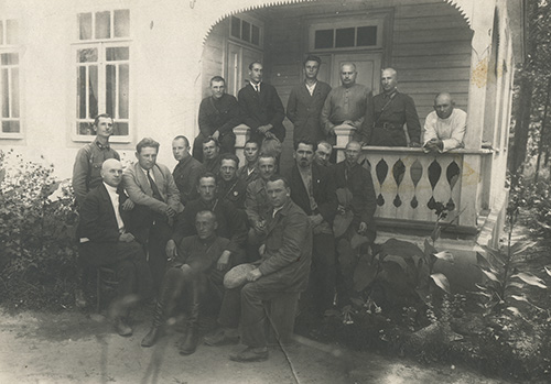 Командование 80-й стрелковой дивизии Донбасса с 
	шефами.