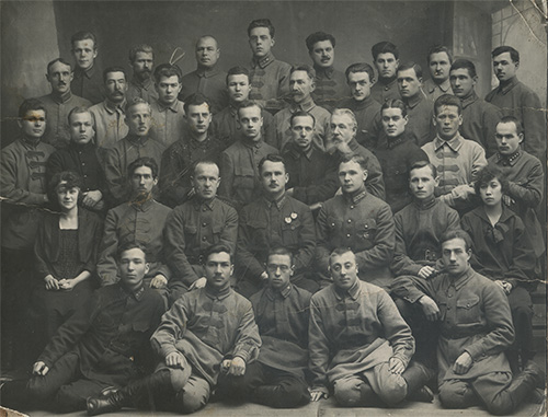 Начальник Владивостокской пехотной школы К.К. Пашковский 
	(с двумя орденами Красного Знамени) с комсоставом вуза