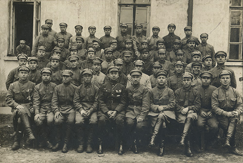 Группа красноармейцев и комсостава хозяйственной команды 
	Московской объединенной  пехотной школы им. Ашенбреннера и Уншлихта с командованием