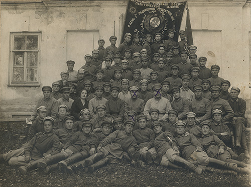 Выпускники Тюркской военно-политической школы 
	(расформирована в 1926 г.) с начальником школы Н.С. Еникеевым