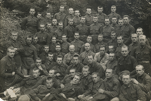 Выпускники Киевской пехотной школы имени рабочих 
	Красного Замоскворечья, оставшиеся служить в УВО, с командованием вуза