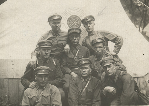 Слушатели 1-го курса ВА РККА им. Фрунзе М.М. Попов 
	(стоит справа) и другие в 1932 году