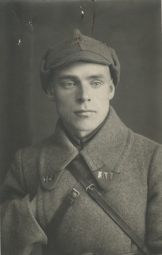 Пример шинельных петлиц. Окружной военный комиссар М.В. 
	Хорошавин в шинели с петлицами общевойсковой (пехотной) расцветки