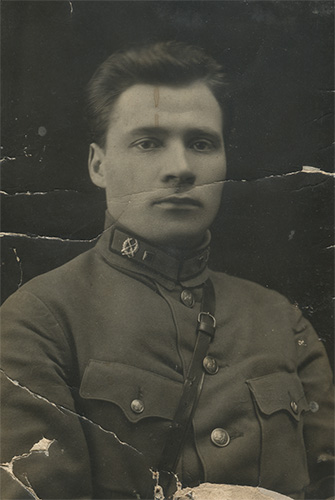 Неизвестный командир РККА продолжал носить петличные 
	значки пехоты на форме одежды образца 1924 г.