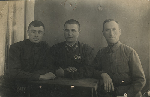 Снимок демонстрирует пример очень позднего ношения 
	значка пехоты образца 1922 г.