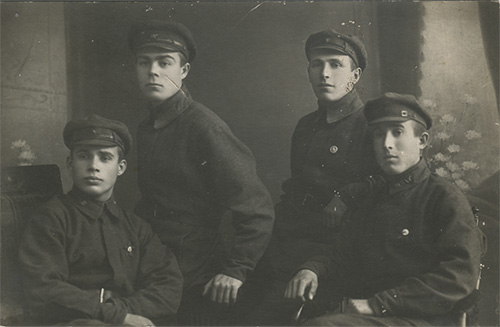 Курсанты Саратовской пехотной школы переподготовки 
	комсостава А. Жеребцов, С. Кузнецов, В.М. Шонгуров, В. Куранов