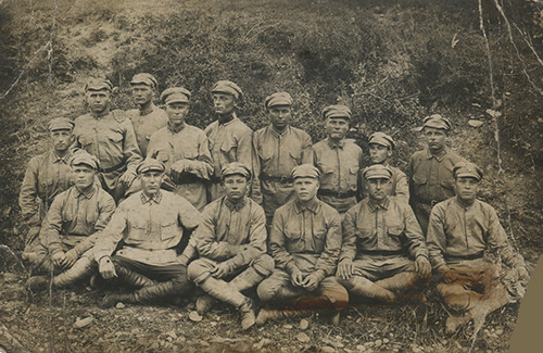 В группе младших командиров и красноармейцев 1-й 
	Кавказской стрелковой дивизии присутствует красноармеец 1-го Кавказского стрелкового полка с шифровкой своей части на петлицах (1КСП)