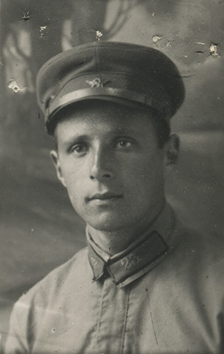 Красноармеец 23-го стрелкового полка 8-й стрелковой 
	дивизии А.А. Волчанецкий с шифровкой части на петлицах (23)